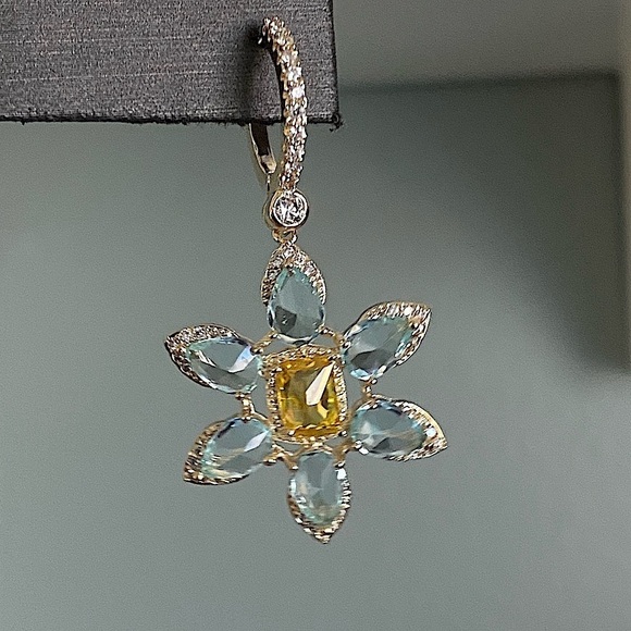 Sayabling Cushion Cut Yellow lab Sapphire Daisy Flower Earrings - Picture 5 of 16